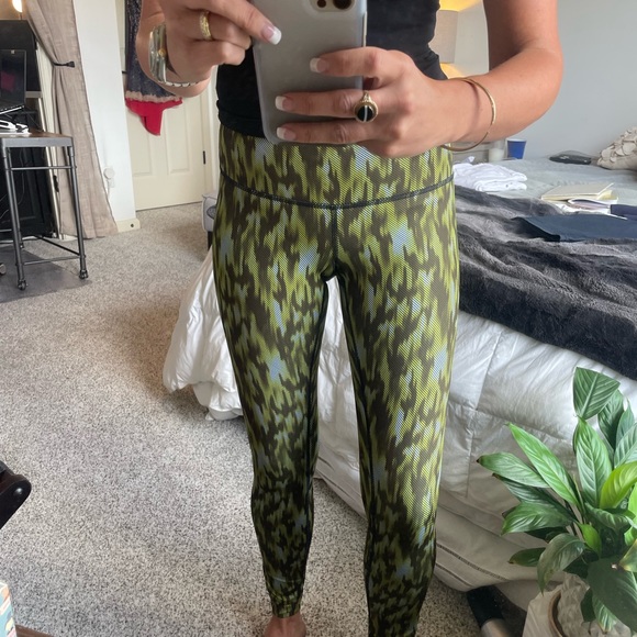 WORN ONCE-NEVER USED TO WORKOUT. Lululemon Wunder Under leggings - SIZE 4 - Picture 3 of 8